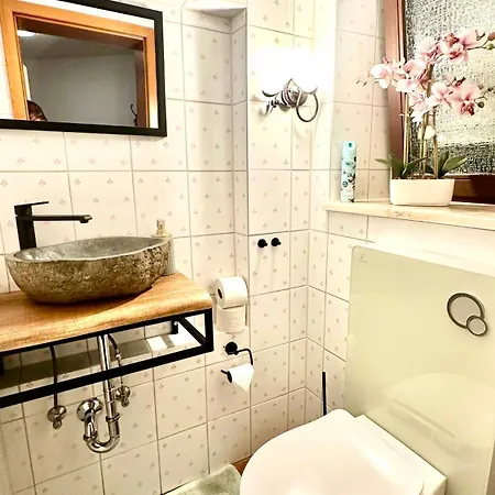 Neue Sonnige Ferienwohnung, Eigener Whirlpool, Nur 10 Min Zu Fuss Von Legoland Entfernt,80 M2 Stillvolle Nr 7 , Wunderschoener Garten Mit Terrasse, Fuer Den Ersten Fruehstueck Gefuellter Kuehlschrank,my Luxury