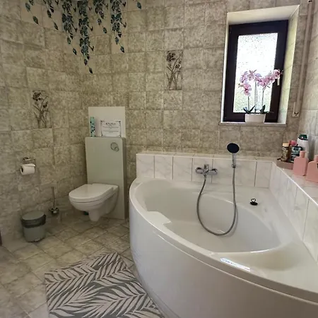 Neue Sonnige Ferienwohnung, Eigener Whirlpool, Nur 10 Min Zu Fuss Von Legoland Entfernt,80 M2 Stillvolle Nr 7 , Wunderschoener Garten Mit Terrasse, Fuer Den Ersten Fruehstueck Gefuellter Kuehlschrank,my Luxury Апартаменты