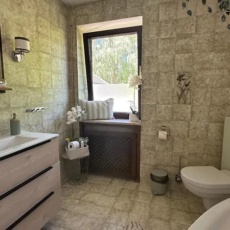 Neue Sonnige Ferienwohnung, Eigener Whirlpool, Nur 10 Min Zu Fuss Von Legoland Entfernt,80 M2 Stillvolle Nr 7 , Wunderschoener Garten Mit Terrasse, Fuer Den Ersten Fruehstueck Gefuellter Kuehlschrank,my Luxury